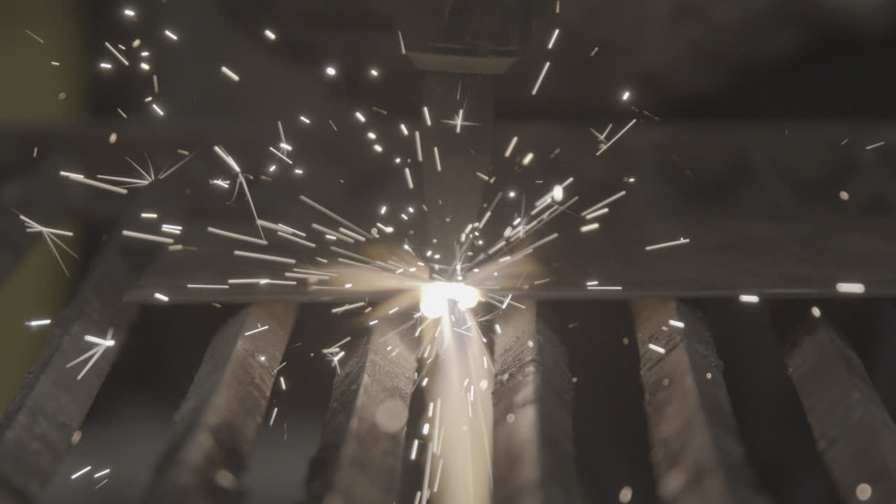 토치 슬로우 모션이 있는 상점 클래스 절단 금속 클로즈업