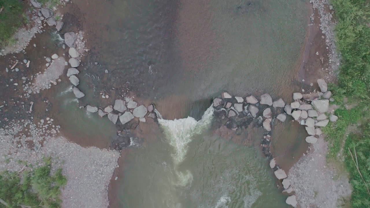 un río glaciar bajando en colorado springs