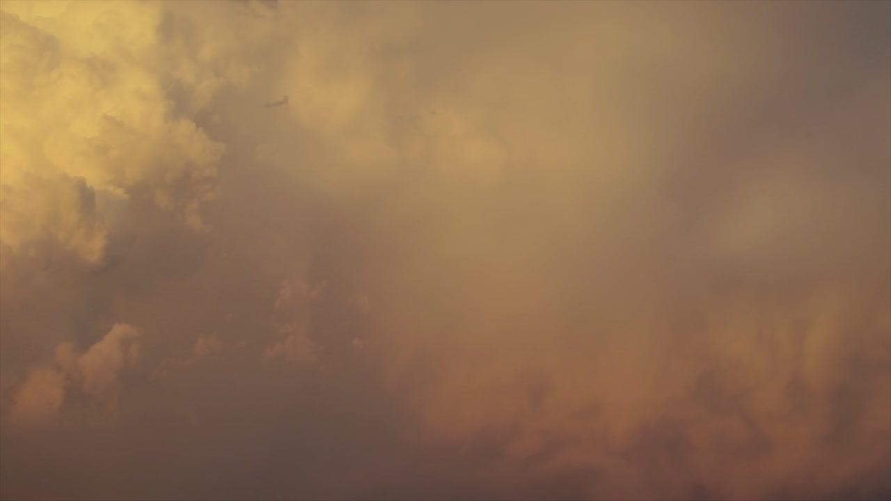 nubes oscuras y pesadas que forman una tormenta que está a punto de golpear