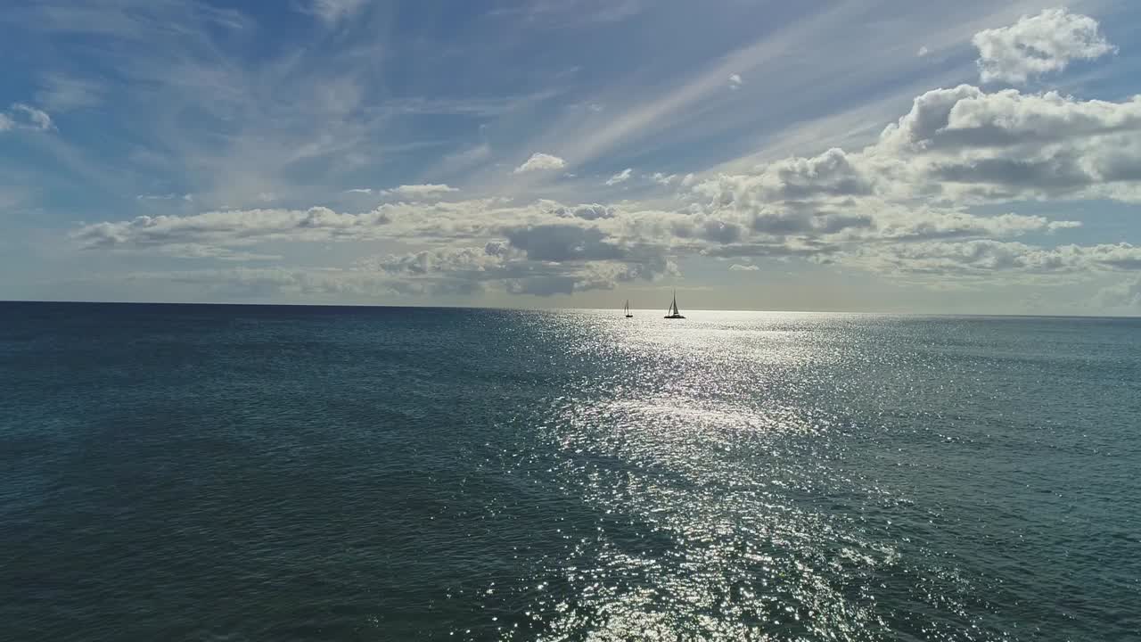 공중 돌리, 태평양 바다의 범선 실루엣, 수면에 햇빛 반사