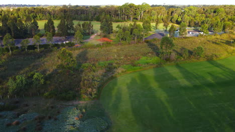 Drone-Bajando-Al-Punto-De-Salida-De-Golf-En-Green-Bien-Cuidado-En-El-Campo-De-Golf