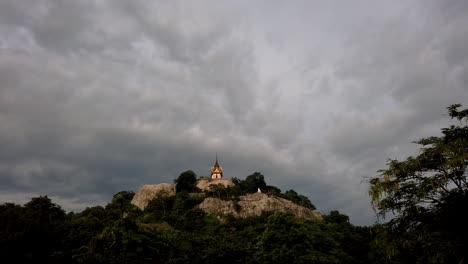 Wat-Phra-Phutthachai-Es-Un-Destino-Turístico-Para-Extranjeros-Y-Ciudadanos-Tailandeses-Que-Buscan-Bendiciones