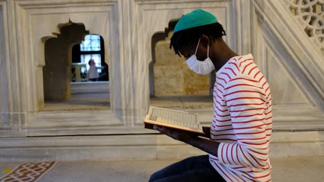 Afrikanischer-Teenager,-Der-Den-Koran-Liest