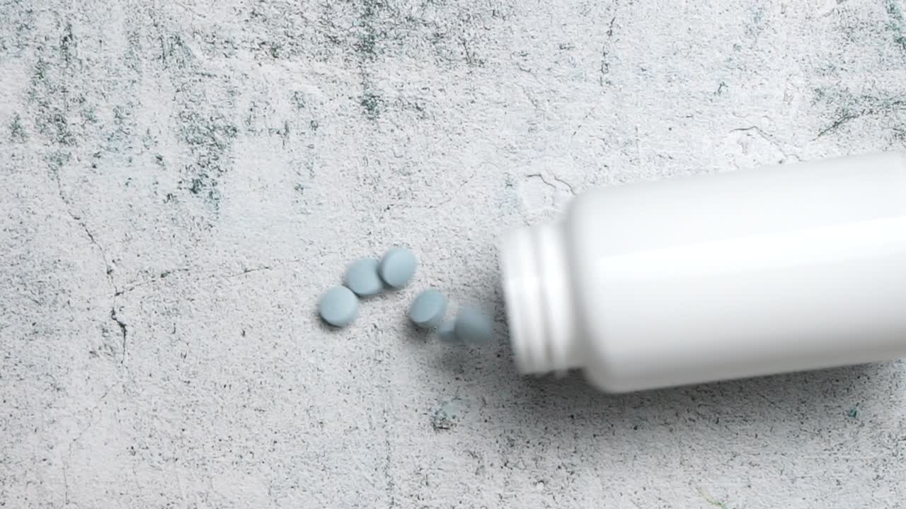 pastillas y frasco de medicamentos