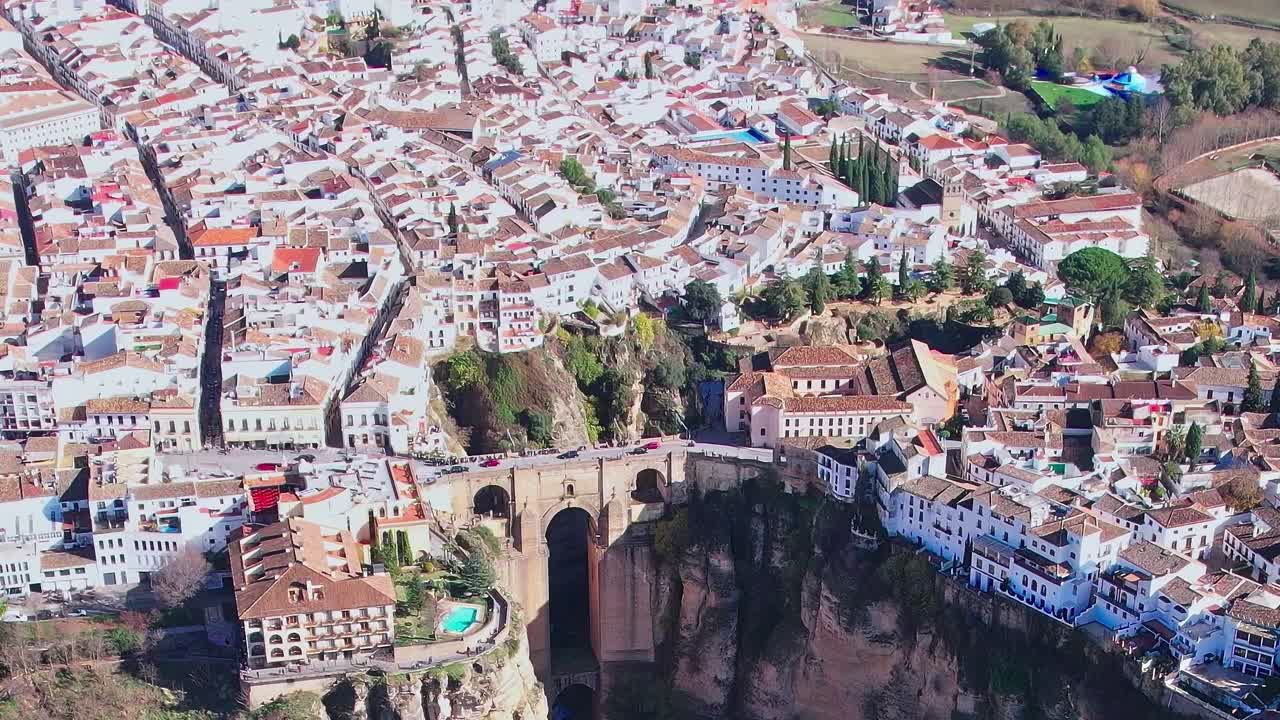 Vista di Malaga con edifici bianchi e un ponte sopra un'area rocciosa