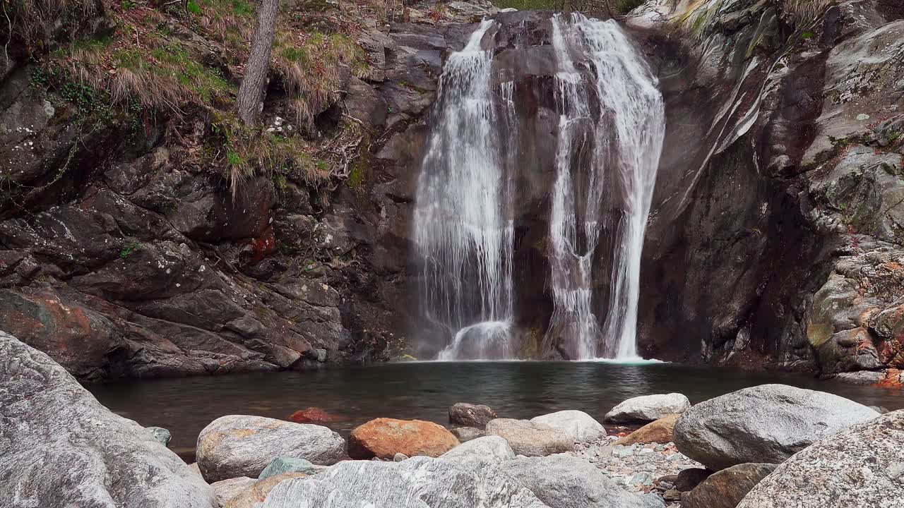 cascada cerca de dorf tirol, tirol del sur, italia con su pequeña cuenca al pie de la cascada