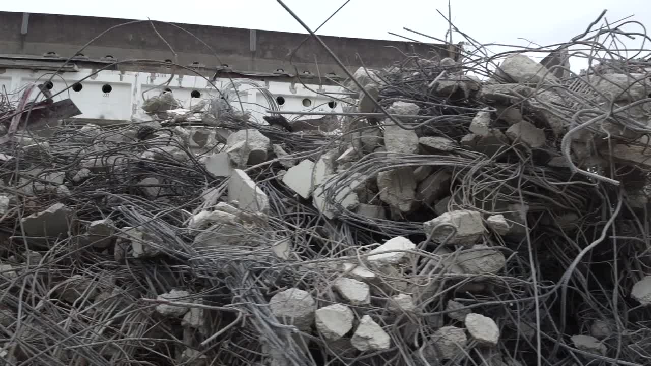 구름이 많은 날에 철거될 오래된 주차장 구조의 을 따라 드론 비행