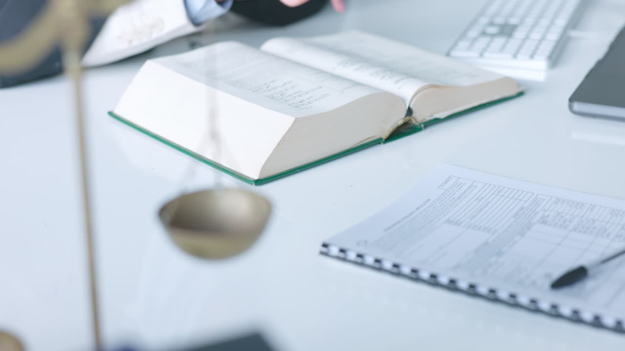 адвокат, книги и встреча с клиентом в офисе