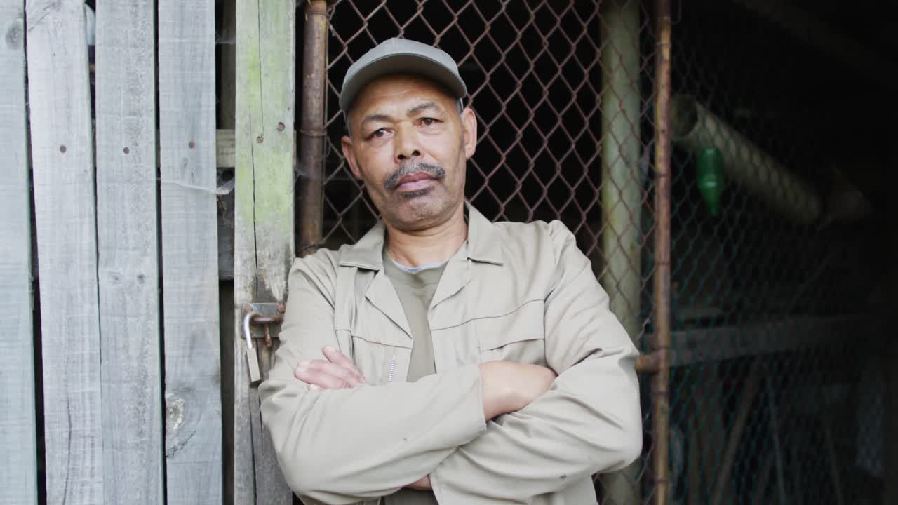 아프리카계 미국인 남성 정원사 의 초상화 는 손 을  ⁇ 고 정원 센터 에서 카메라 를 바라보고 있다