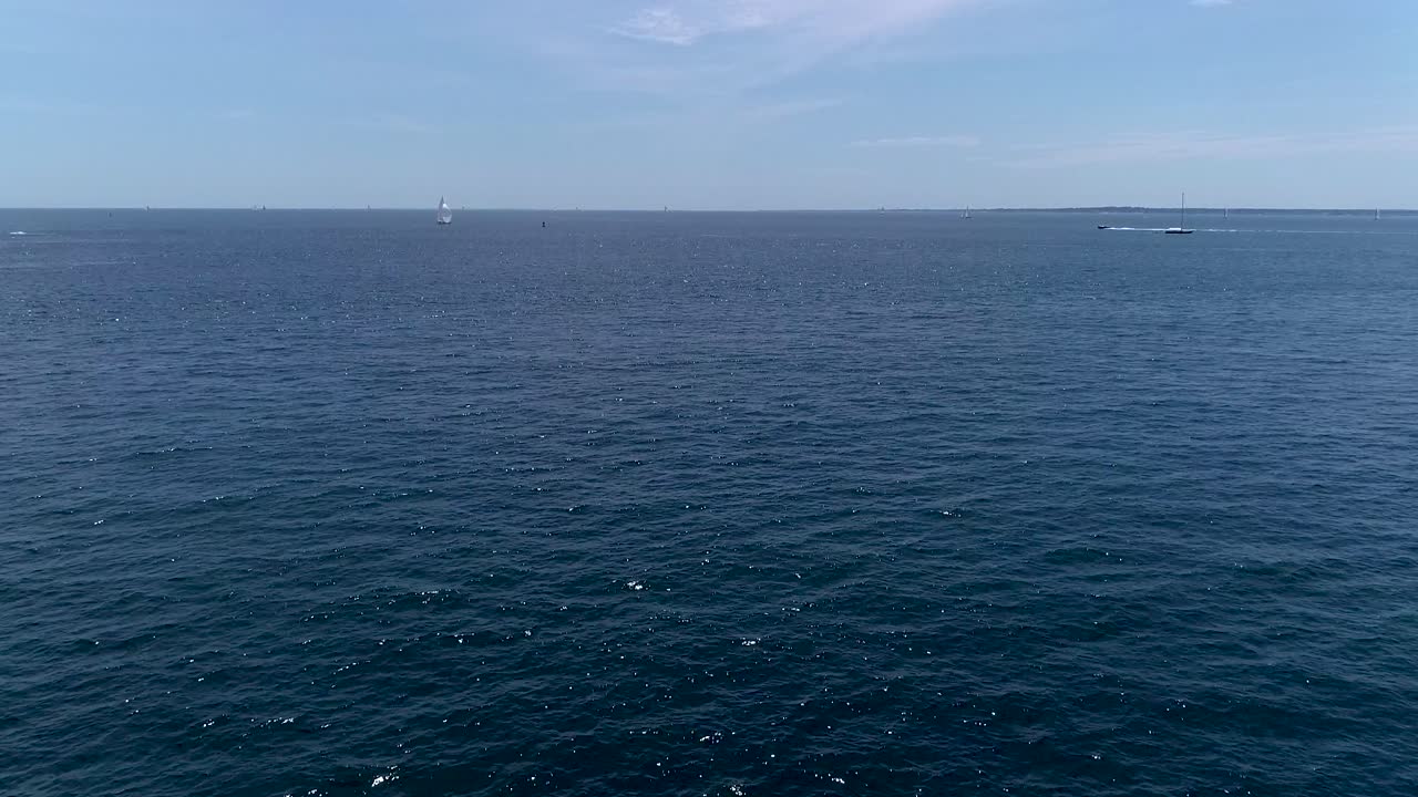 후지산에 들어오고 나가는 요트