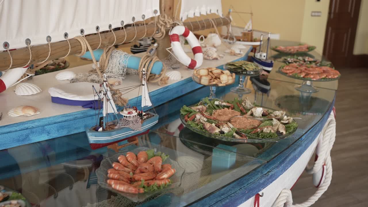 해산물 접시, 장식, 해양 세부 사항과 함께 해양 테마의 뷔페 테이블