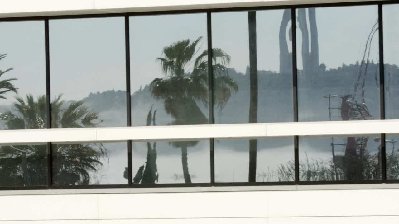 리스본의 창문이 반사된 건물 왼쪽으로 이동