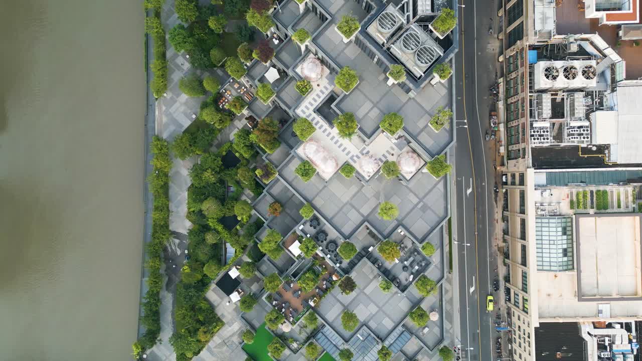 Bidikan dari atas Mal Perbelanjaan 1000 Trees di pusat kota Shanghai, Tiongkok.