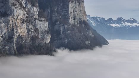 Mystische-Walensee-Gipfel-Inmitten-Von-Nebel,-Schweiz---Luftaufnahme