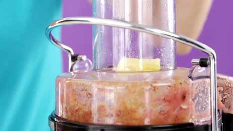 mujer preparando un batido