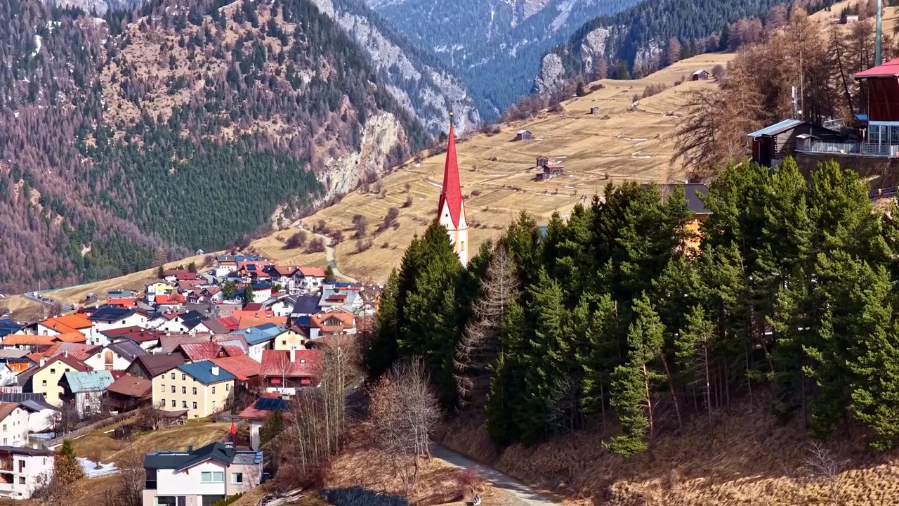 Pittoresco villaggio austriaco circondato dalle Alpi e da una foresta sempreverde, suggestiva destinazione di viaggio