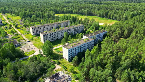 Verlassene-Wohnblöcke-Im-Grünen-Wald