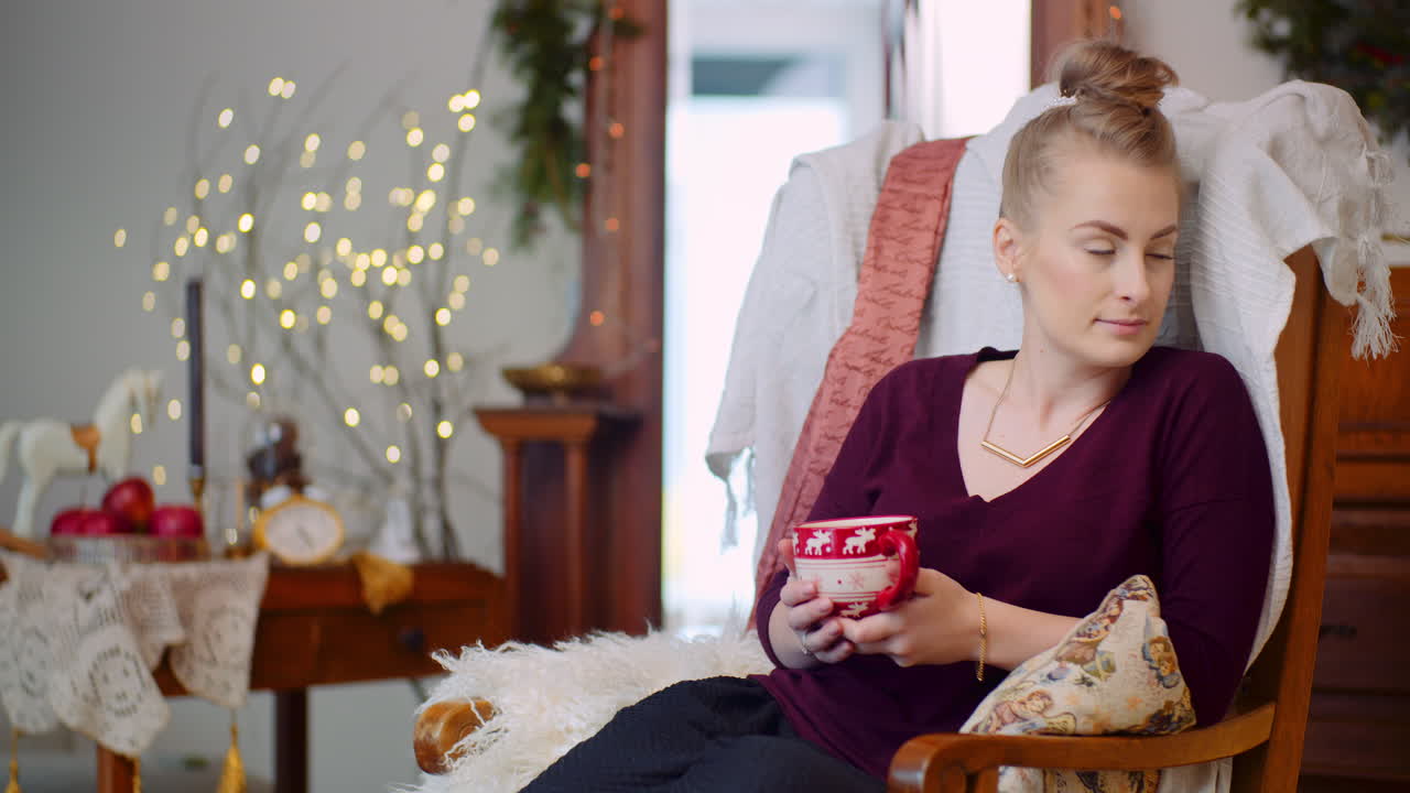 집에서 커피 한잔과 함께 앉아있는 동안 편안한 여자