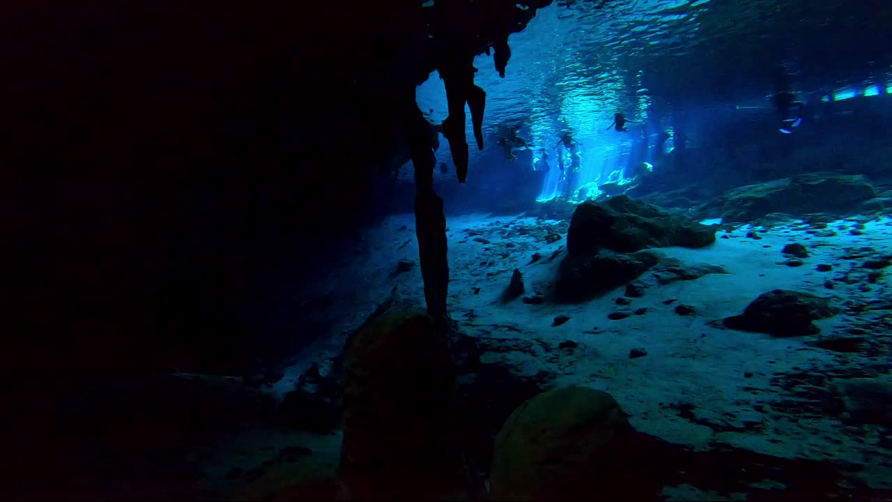 apertura de caverna con agua cristalina.