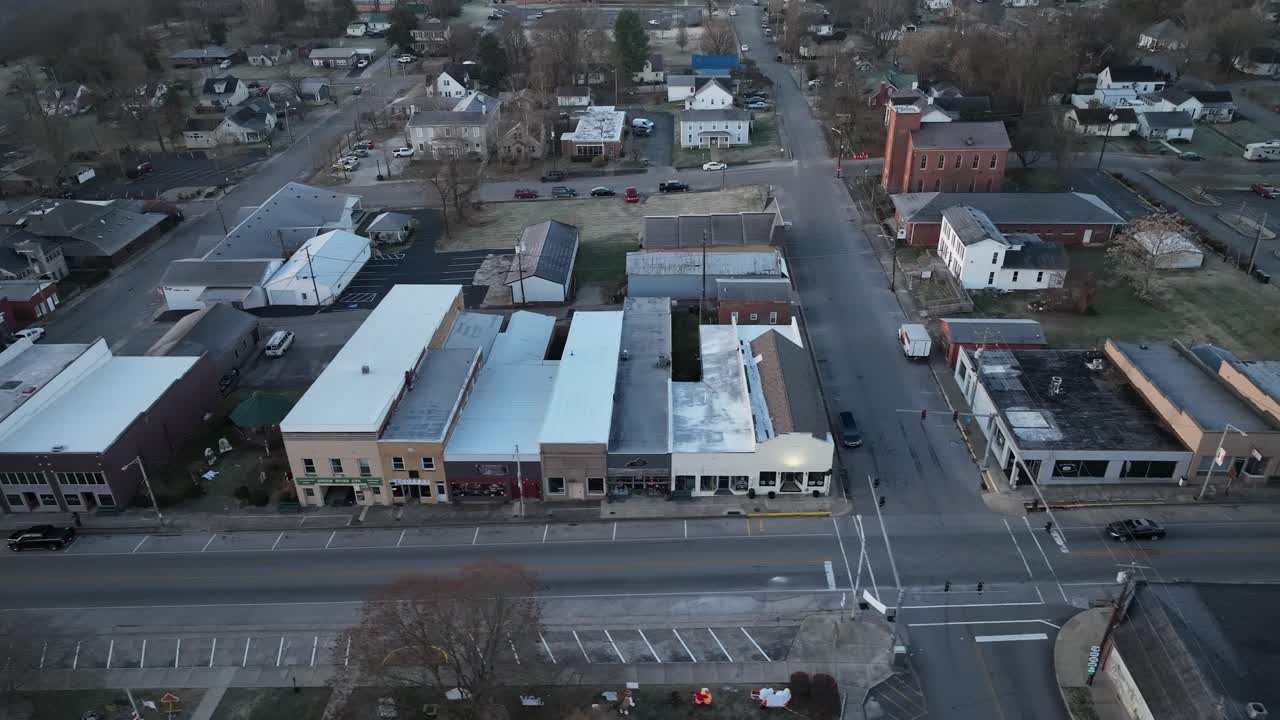 el centro de munfordville, kentucky al amanecer con un video de avión no tripulado moviéndose hacia los lados