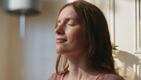 chica pacífica practicando la posición de namaste de cerca. modelo sereno meditando en casa