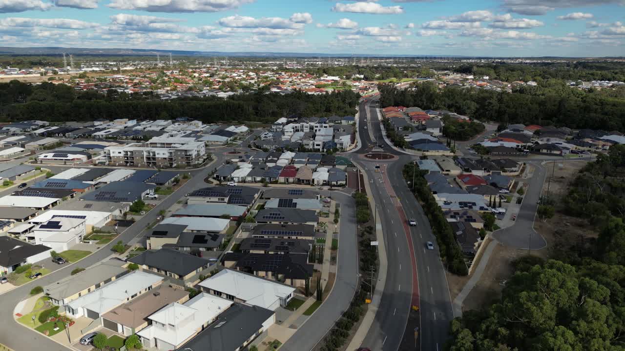 Sorvolo Aereo del Traffico su Strada in un'Area Suburbana Australiana della Città di Perth con Case di Lusso