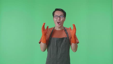 hombre feliz con delantal y guantes
