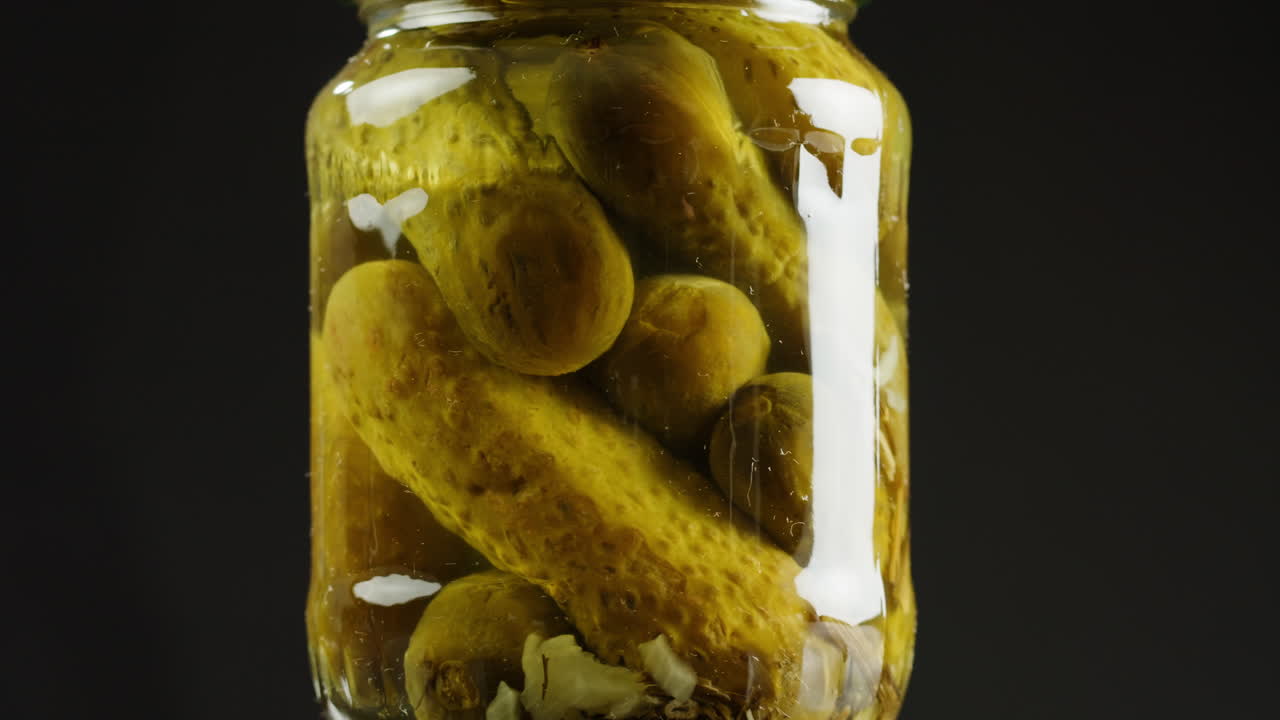 pepinos encurtidos en un frasco