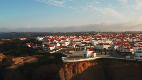 Toma-Aérea-De-Una-Ciudad-A-Lo-Largo-De-La-Costa-Oeste-De-Portugal