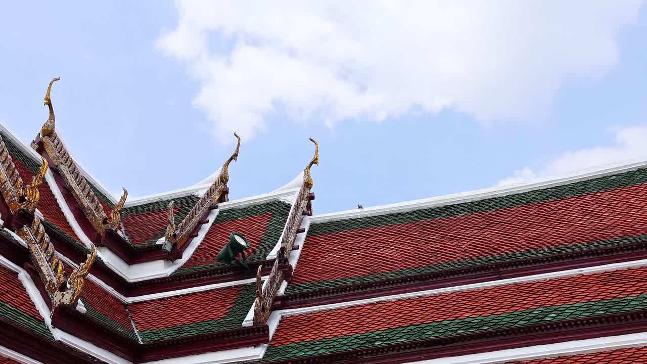 은 하늘을 배경으로 복잡한 사원 지붕