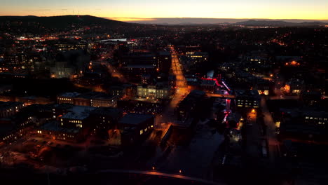 Innenstadt-Von-Sherbrooke-Bei-Nacht-In-Kanada---Drohnenaufnahme-Aus-Der-Luft