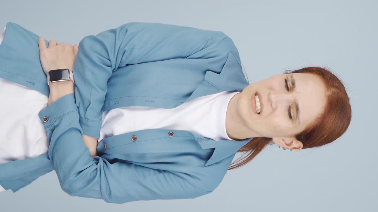 위통을 겪는 여성의 수직 비디오.