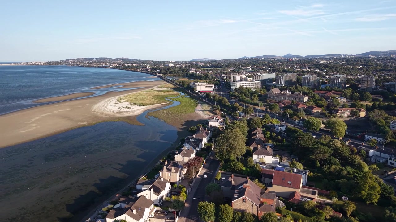 Merrion Strand e paesaggio costiero intorno a Booterstown. Paesaggio urbano ripreso con drone. Dublino, Irlanda