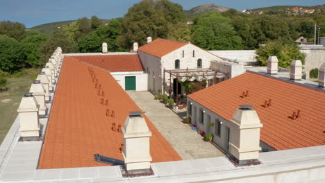 Heritage-Hotel-Maskovica-Han-Housed-In-An-Enclosed-Walled-Compound-In-Pakostane,-Croatia