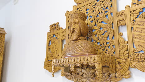 talla de un antiguo gobernante en un monasterio de roca en budapest