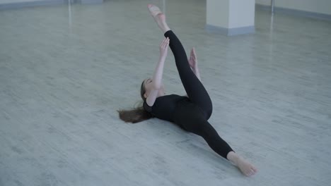 joven bailarina practicando movimientos de baile en el estudio