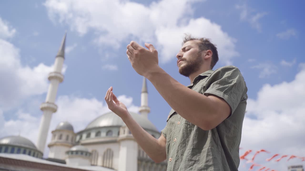 Genç Müslüman namaz kılıyor