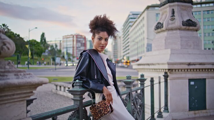 Kvinde poserer på bytorv ved historisk vartegn tæt på. Elegant dame