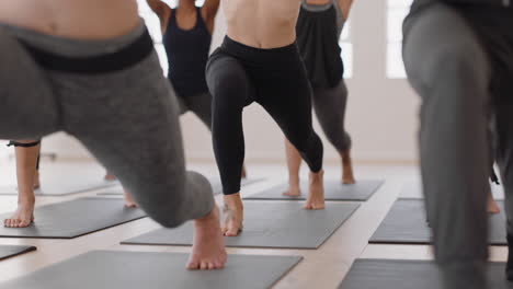 Mujer-De-Yoga-Saludable-Practicando-Pose-Guerrera-Joven-Caucásica-Disfrutando-De-Un-Estilo-De-Vida-Físico-Haciendo-Ejercicio-En-El-Estudio-Con-Un-Grupo-De-Mujeres-Multirraciales