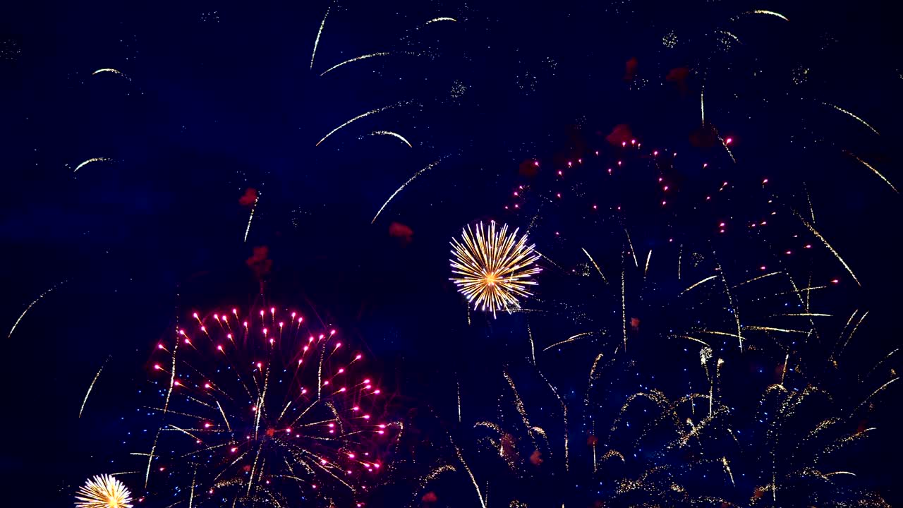 fuegos artificiales en el cielo nocturno