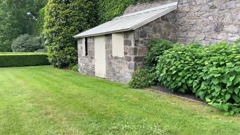 Views-around-a-garden-with-hedgerows-and-small-building