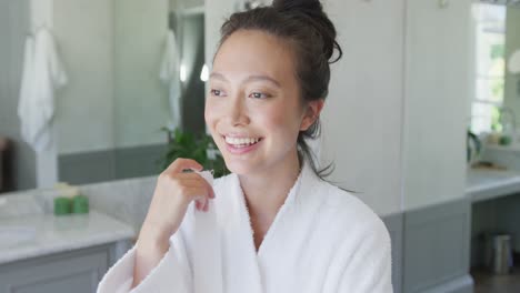 슬로우 모션으로 화장실에서 미소 짓는 행복한 아시아 여성
