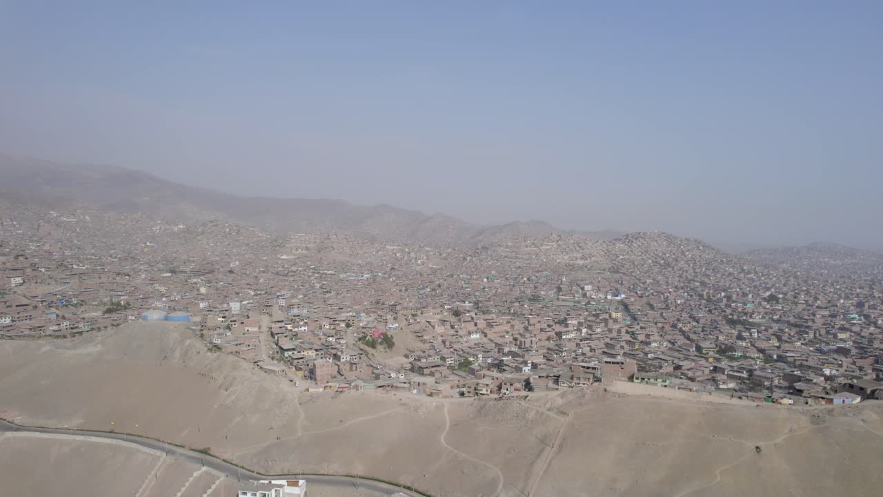 Vista aerea di una città densamente popolata su colline aride