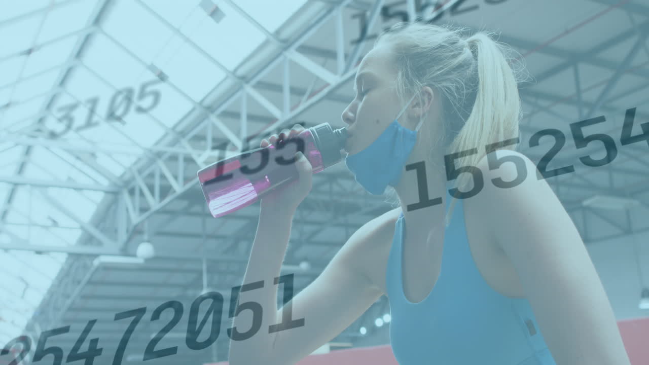 얼굴 마스크를 쓴 여성이 운동을 할 때 물을 마시고 휴식을 취하는 숫자의 애니메이션