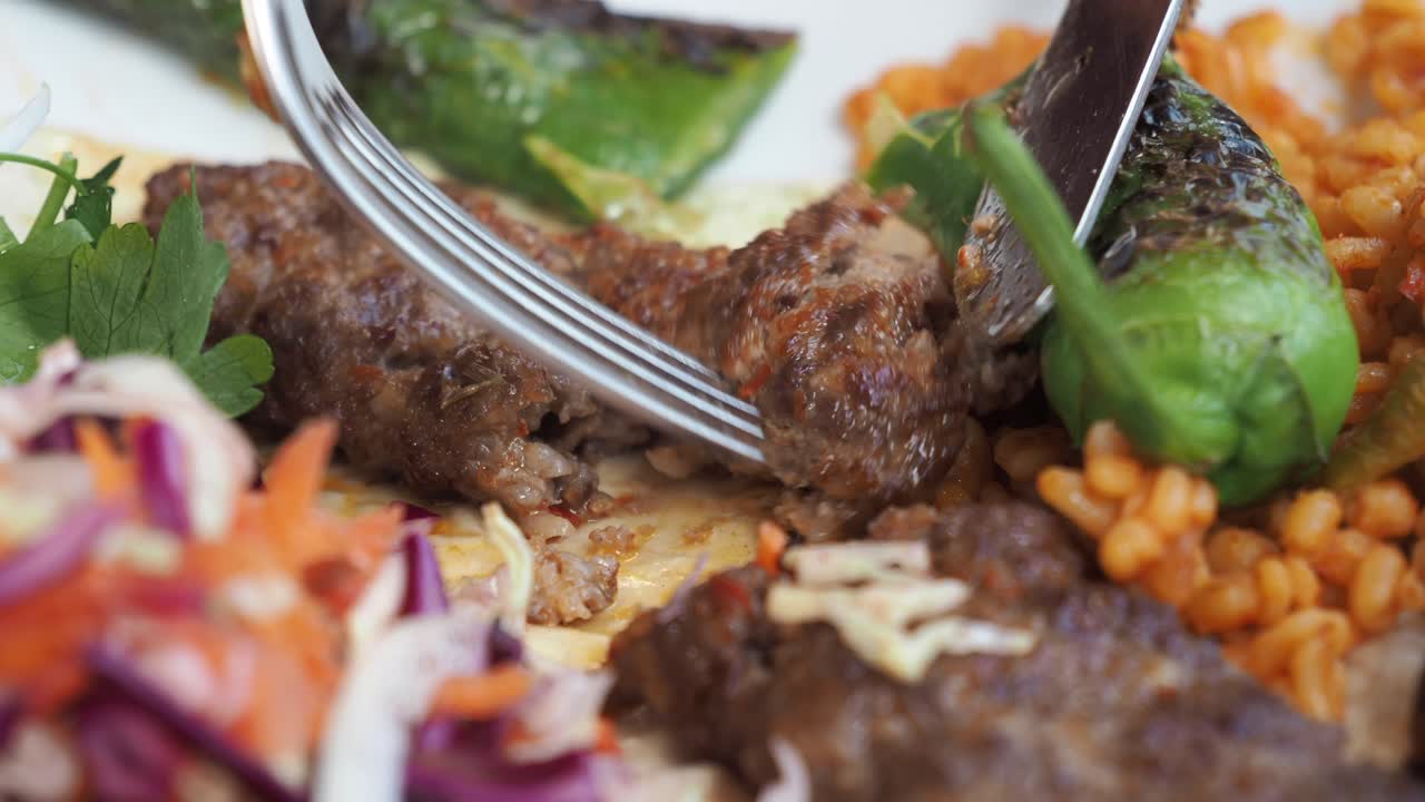 Delizioso kebab turco con bulgur e insalata