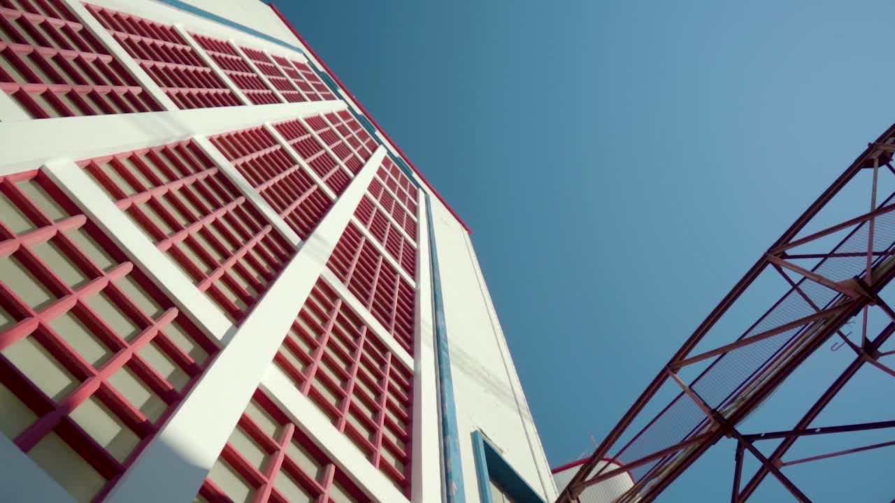 금속 구조의 고대 포르투갈 공장 건물 외관