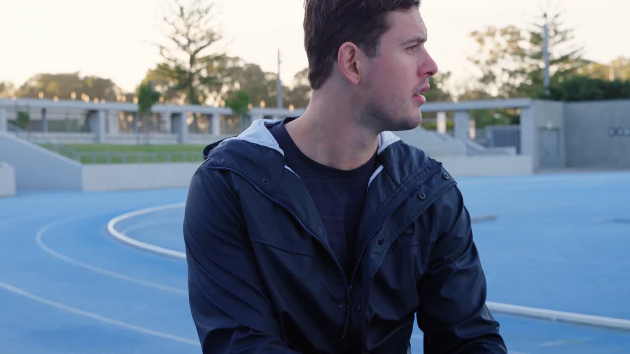 atleta discapacitado que usa teléfono móvil en un recinto deportivo 4k