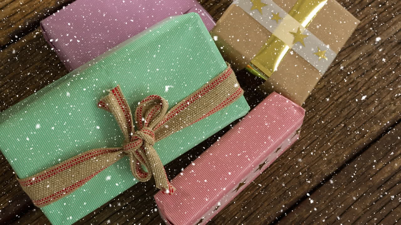 nieve cayendo con regalos de navidad