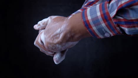 Lavarse las manos con agua y jabón