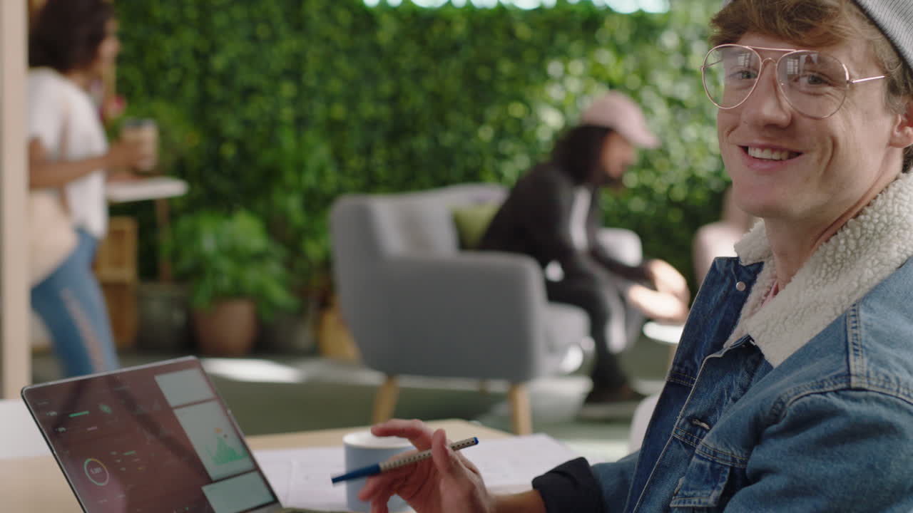 retrato atractivo joven hombre caucásico estudiante sonriente emprendedor feliz disfrutando de una carrera exitosa en la oficina de inicio de moda